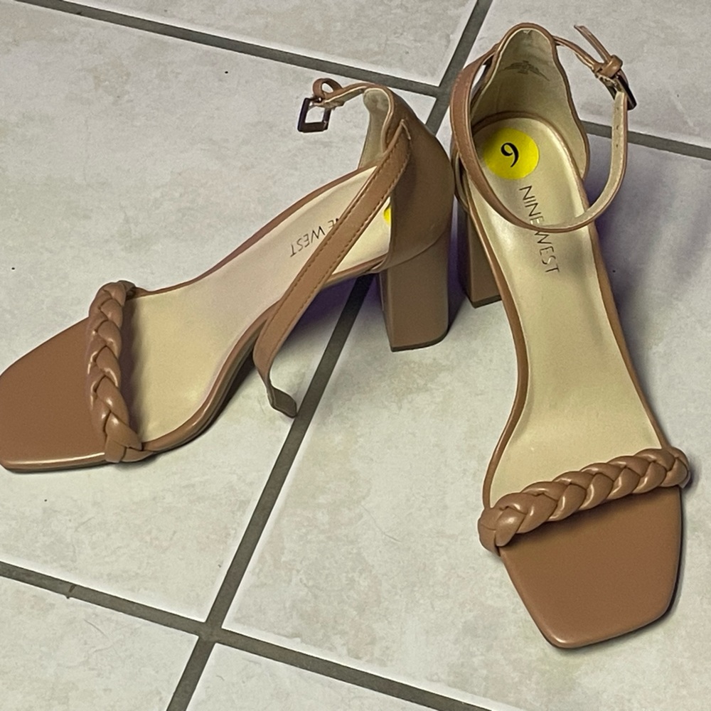 Womens Dark Tan Heels Size 9